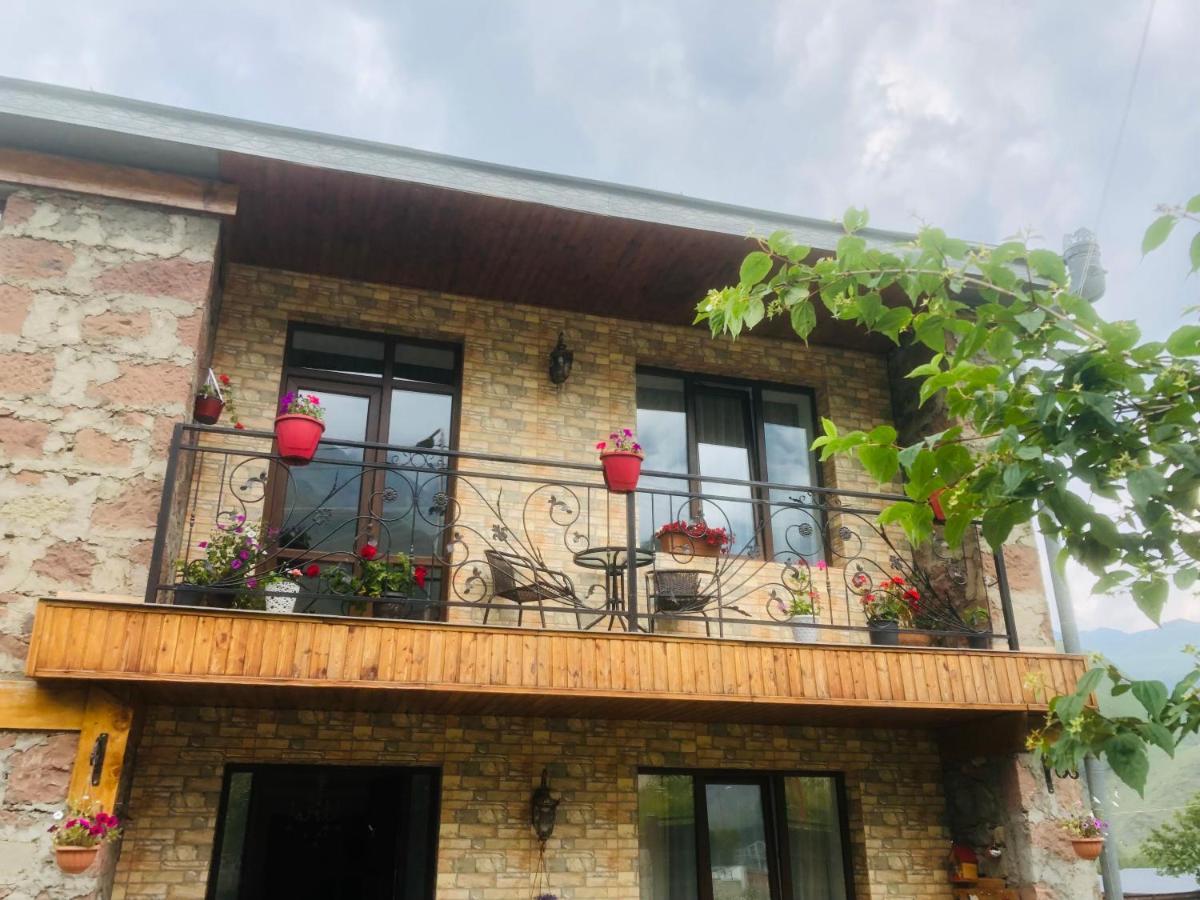 Ia'S Guest House Stepantsminda Exterior photo