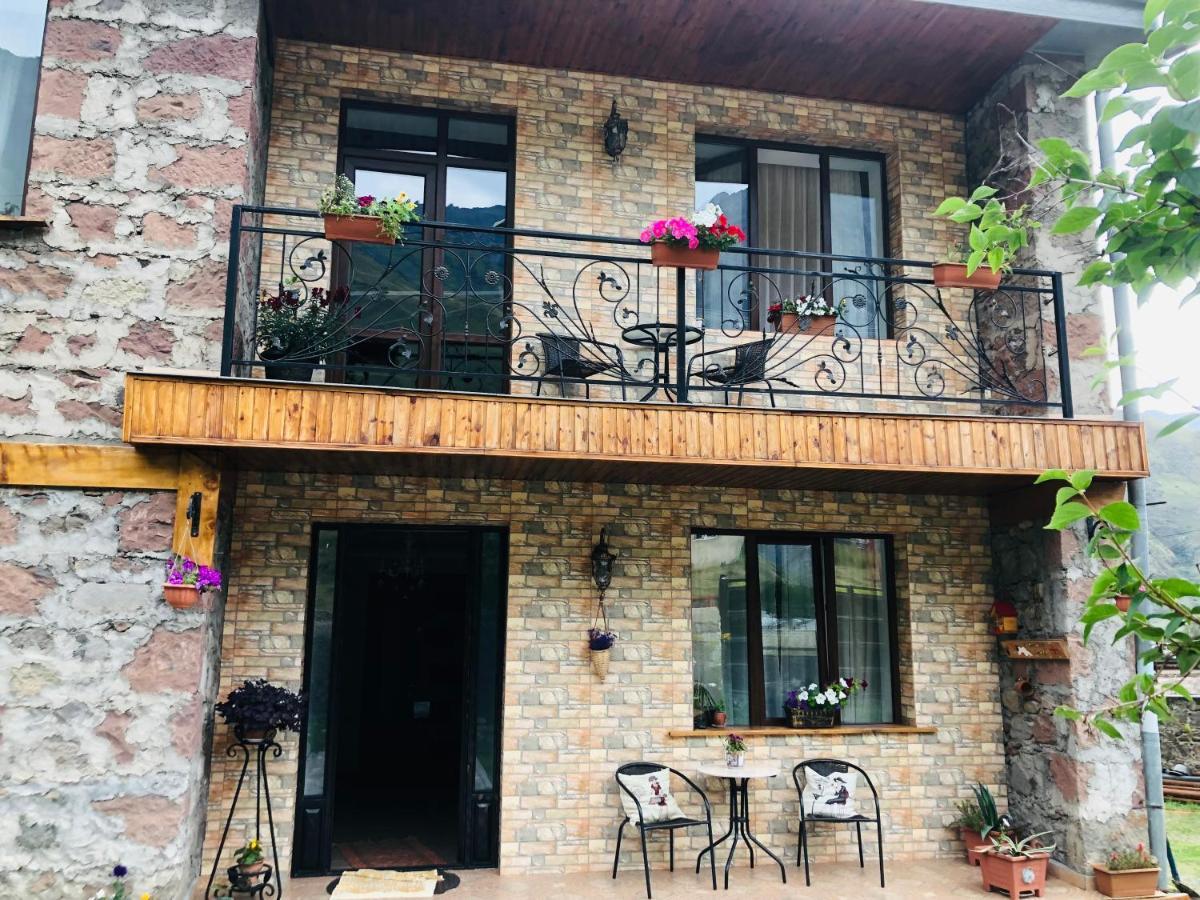 Ia'S Guest House Stepantsminda Exterior photo