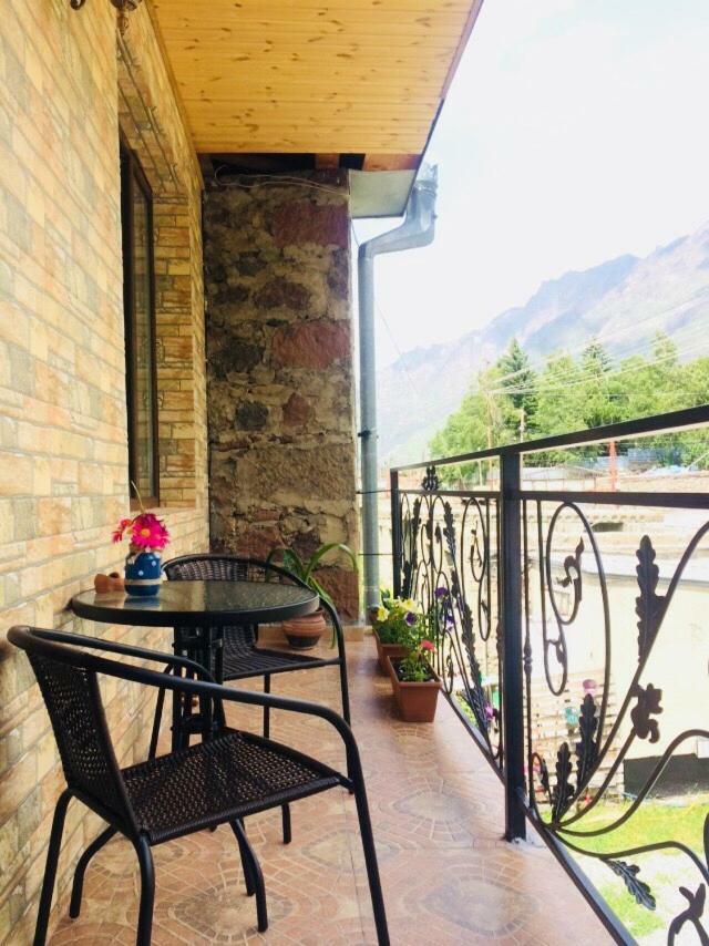 Ia'S Guest House Stepantsminda Exterior photo